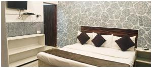 Postel nebo postele na pokoji v ubytování A PREMIUM HOTEL N A N D # P A L A C E - Near Sri Krishna Janambhoomi - Mathura Railway Juction - Parking and Wifi Facilities - Air Conditioning Luxury Room - A Top Rated Four Star Hotel