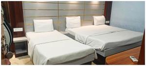 Postel nebo postele na pokoji v ubytování A PREMIUM HOTEL N A N D # P A L A C E - Near Sri Krishna Janambhoomi - Mathura Railway Juction - Parking and Wifi Facilities - Air Conditioning Luxury Room - A Top Rated Four Star Hotel