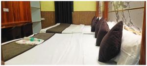 Postel nebo postele na pokoji v ubytování A PREMIUM HOTEL N A N D # P A L A C E - Near Sri Krishna Janambhoomi - Mathura Railway Juction - Parking and Wifi Facilities - Air Conditioning Luxury Room - A Top Rated Four Star Hotel