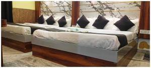 Postel nebo postele na pokoji v ubytování A PREMIUM HOTEL N A N D # P A L A C E - Near Sri Krishna Janambhoomi - Mathura Railway Juction - Parking and Wifi Facilities - Air Conditioning Luxury Room - A Top Rated Four Star Hotel