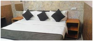 Postel nebo postele na pokoji v ubytování A PREMIUM HOTEL N A N D # P A L A C E - Near Sri Krishna Janambhoomi - Mathura Railway Juction - Parking and Wifi Facilities - Air Conditioning Luxury Room - A Top Rated Four Star Hotel
