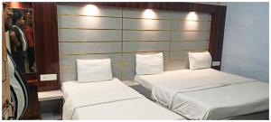 Postel nebo postele na pokoji v ubytování A PREMIUM HOTEL N A N D # P A L A C E - Near Sri Krishna Janambhoomi - Mathura Railway Juction - Parking and Wifi Facilities - Air Conditioning Luxury Room - A Top Rated Four Star Hotel