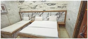 Postel nebo postele na pokoji v ubytování A PREMIUM HOTEL N A N D # P A L A C E - Near Sri Krishna Janambhoomi - Mathura Railway Juction - Parking and Wifi Facilities - Air Conditioning Luxury Room - A Top Rated Four Star Hotel
