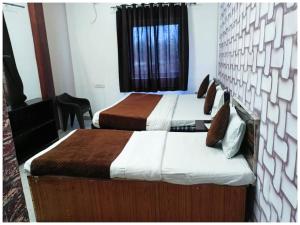 Postel nebo postele na pokoji v ubytování A PREMIUM HOTEL N A N D # P A L A C E - Near Sri Krishna Janambhoomi - Mathura Railway Juction - Parking and Wifi Facilities - Air Conditioning Luxury Room - A Top Rated Four Star Hotel