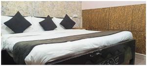 Postel nebo postele na pokoji v ubytování A PREMIUM HOTEL N A N D # P A L A C E - Near Sri Krishna Janambhoomi - Mathura Railway Juction - Parking and Wifi Facilities - Air Conditioning Luxury Room - A Top Rated Four Star Hotel