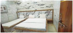 Postel nebo postele na pokoji v ubytování A PREMIUM HOTEL N A N D # P A L A C E - Near Sri Krishna Janambhoomi - Mathura Railway Juction - Parking and Wifi Facilities - Air Conditioning Luxury Room - A Top Rated Four Star Hotel