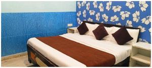 Postel nebo postele na pokoji v ubytování A PREMIUM HOTEL N A N D # P A L A C E - Near Sri Krishna Janambhoomi - Mathura Railway Juction - Parking and Wifi Facilities - Air Conditioning Luxury Room - A Top Rated Four Star Hotel
