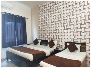 Postel nebo postele na pokoji v ubytování A PREMIUM HOTEL N A N D # P A L A C E - Near Sri Krishna Janambhoomi - Mathura Railway Juction - Parking and Wifi Facilities - Air Conditioning Luxury Room - A Top Rated Four Star Hotel + 23 fotografií