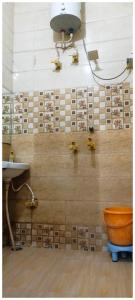 Koupelna v ubytování A PREMIUM HOTEL N A N D # P A L A C E - Near Sri Krishna Janambhoomi - Mathura Railway Juction - Parking and Wifi Facilities - Air Conditioning Luxury Room - A Top Rated Four Star Hotel