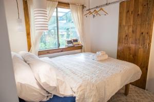 Postel nebo postele na pokoji v ubytování JIVA Nest Self-Service Tiny Home in Rainforest Nest with Kitchen - WiFi, Monkeys, Bats!