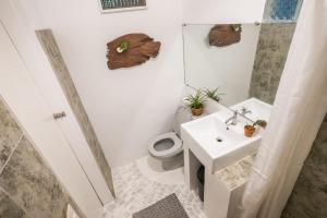 Koupelna v ubytování JIVA Nest Self-Service Tiny Home in Rainforest Nest with Kitchen - WiFi, Monkeys, Bats!