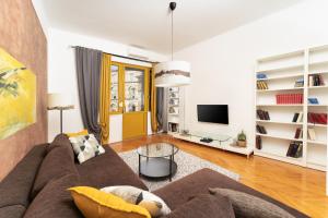 TV a/nebo společenská místnost v ubytování Artistic luxury flat with Colosseum view