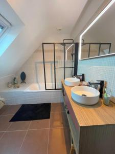 Ένα μπάνιο στο Maison de vacances Loctudy