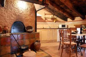 - une cuisine avec un grand four en briques dans l'établissement Casa Rural Botica Gomelia II, à Gumiel de Hizán
