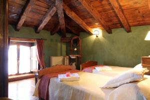 une chambre avec deux lits et une grande fenêtre dans l'établissement Casa Rural Botica Gomelia II, à Gumiel de Hizán