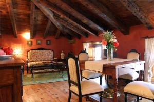 un salon avec une table et un canapé dans l'établissement Casa Rural Botica Gomelia II, à Gumiel de Hizán 4 autres photos