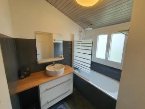 a bathroom with a sink and a mirror at Appartement cosy et climatisé pour 1 à 4 personnes 150m place Gambetta in Casteljaloux