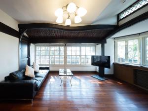 叶山町Hayama Isshiki Beach House -葉山 一色海岸の家 - ペット可的带沙发和电视的客厅