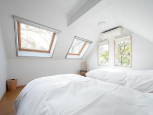 Hayama Isshiki Beach House -葉山 一色海岸の家 - ペット可客房内的一张或多张床位