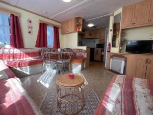 a living room with a kitchen and a dining room at Mobilhome de Gigi in Le Grau-dʼAgde