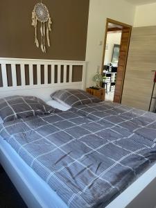 a bedroom with a bed with a blue comforter at Ferienwohnung Zum Preußensteig in Pfeffelbach