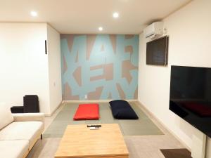 a living room with a couch and a flat screen tv at マーケットステイ串本 MarketStay Kusimoto in Kushimoto