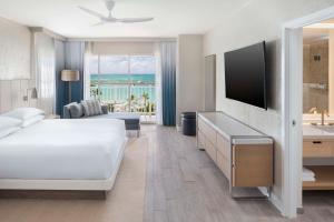 Postel nebo postele na pokoji v ubytování Hyatt Regency Aruba Resort & Casino