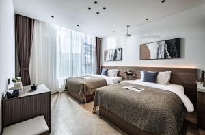 a hotel room with two beds and a window at Dali Water Cloud Pavilion Ocean View Guesthouse in Dali