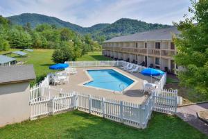 Πισίνα στο ή κοντά στο Americas Best Value Inn Canton, NC