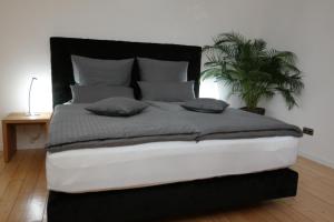 ein großes Bett mit zwei Kissen darüber in der Unterkunft Pension Franzbäcker in Warburg