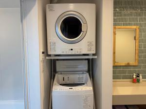 Waschmaschine und Trockner in einem kleinen Badezimmer in der Unterkunft Koahome in Miyako-jima + 78 Fotos