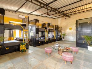 The Hosteller Bhandardara的休息区