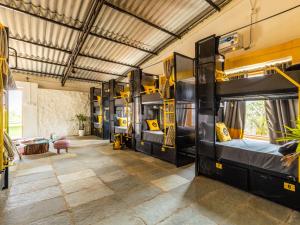 The Hosteller Bhandardara客房内的一张或多张双层床