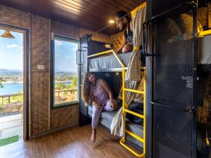 The Hosteller Bhandardara的阳台或露台