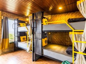 The Hosteller Bhandardara客房内的一张或多张双层床