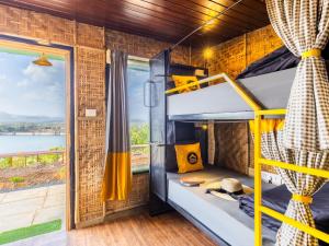 The Hosteller Bhandardara客房内的一张或多张床位