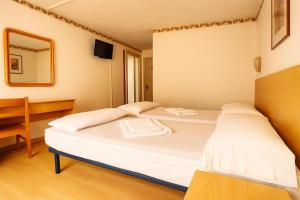 Postel nebo postele na pokoji v ubytování Hotel Modena old town