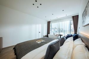 Ένα ή περισσότερα κρεβάτια σε δωμάτιο στο Dali Water Cloud Pavilion Ocean View Guesthouse