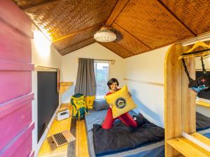 The Hosteller Bhandardara客房内的一张或多张床位