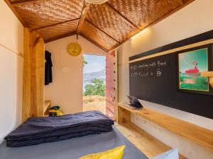 The Hosteller Bhandardara客房内的一张或多张床位