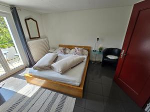 Rúm í herbergi á Eco Home