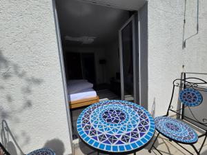 un patio con due sedie e un tavolo con ombrellone di Eco Home a Zurigo