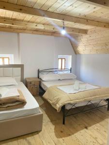 Postel nebo postele na pokoji v ubytování Marash Rrgalla Guesthouse + 37 fotografií