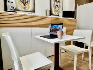 Μια τηλεόραση ή/και κέντρο ψυχαγωγίας στο Regina Rooms +43 φωτογραφίες