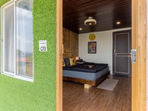 The Hosteller Bhandardara客房内的一张或多张床位