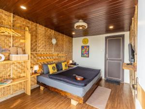 The Hosteller Bhandardara客房内的一张或多张床位