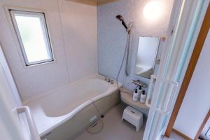 Koupelna v ubytování 星空テラス BBQセット 宮古そば付き貸切ヴィラ Resort Villa ManMaka + 12 fotografií