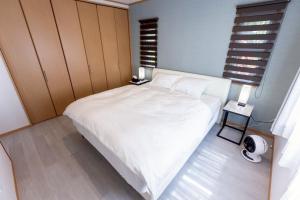 Postel nebo postele na pokoji v ubytování 星空テラス BBQセット 宮古そば付き貸切ヴィラ Resort Villa ManMaka