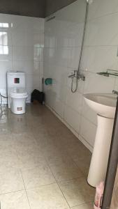 a bathroom with a toilet and a sink at Homestay Sung Linh in Bắc Hà