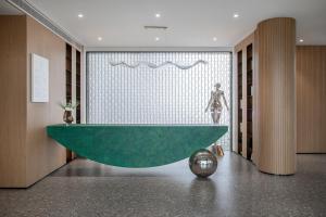 een groot groen bad in een kamer bij Xinchi Sakura Valley Resort in Shaoxing +85 foto's